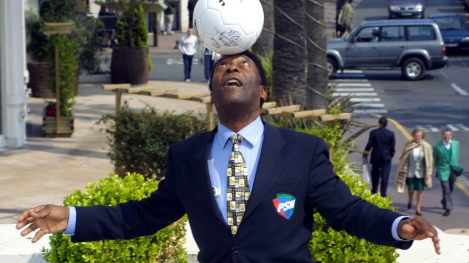 In this file photo taken on April 04, 2001 Brazilian football legend Pele plays with a soccer ball at the Croisette Avenue in Cannes during a break from the International Television Fair. (Photo by VANINA LUCCHESI / AFP)