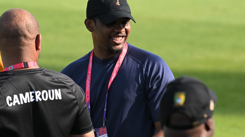 Cameroon's Football Federation President and former player Samuel Eto'o attends a training session on November 27, 2022 at the Al Sailiya SC in Doha. (Photo by ISSOUF SANOGO / AFP)