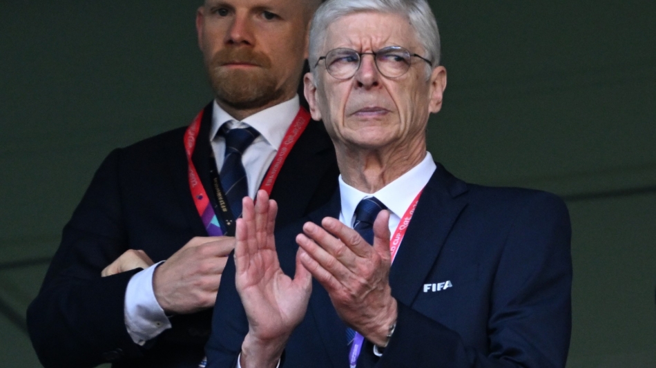 Arsene Wenger applauds ahead of the Qatar 2022 World Cup match between Switzerland and Cameroon at the Al-Janoub Stadium in Al-Wakrah November 24, 2022. (Photo by Kirill KUDRYAVTSEV / AFP)