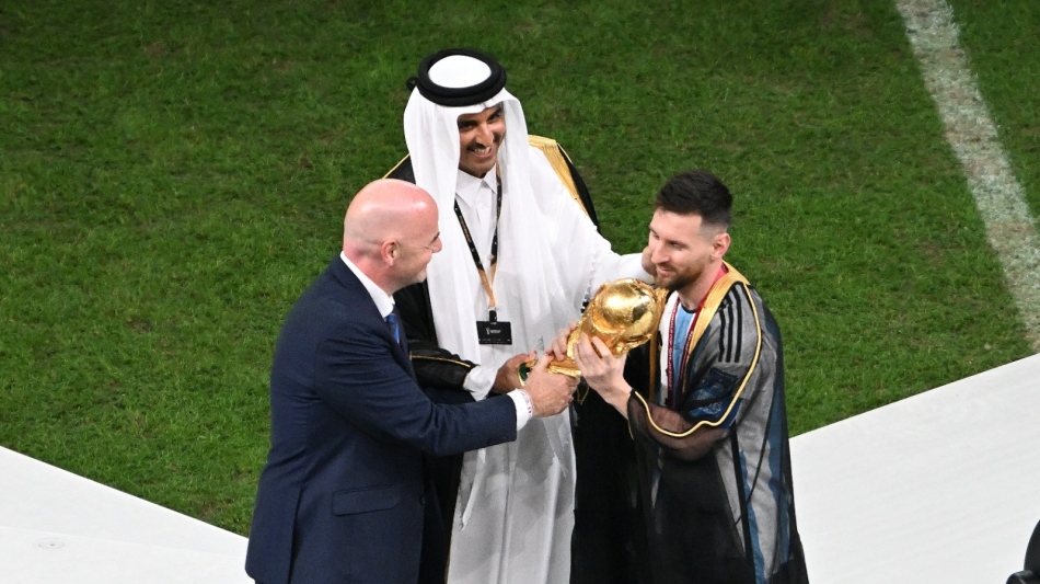 HH the Amir and President of FIFA Gianni Infantino also handed over the gold medals to the players of the Argentine national team.