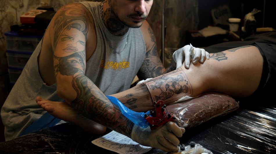 Argentinian tattooist Tebi Cobra Vucinovich works on a tattoo in Buenos Aires: AFP/Juan Mabromata