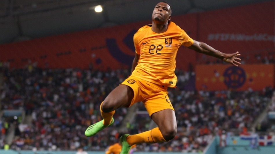 Netherlands' defender Denzel Dumfries celebrates scoring his team's third goal during the Qatar 2022 World Cup round of 16 match against USA at Khalifa International Stadium in Doha on December 3, 2022. (Photo by ADRIAN DENNIS / AFP)