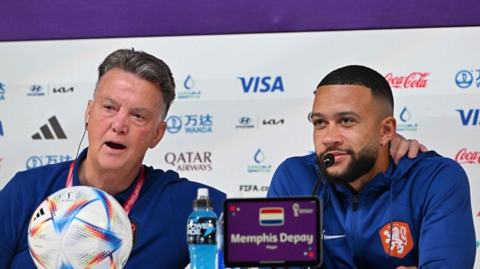 Netherlands' coach Louis Van Gaal (left) and forward Memphis Depay give a press conference at the Qatar National Convention Center (QNCC) in Doha on December 8, 2022. (Photo by Alberto PIZZOLI / AFP)