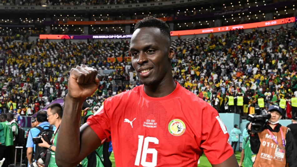 Senegal's goalkeeper Edouard Mendy celebrates after defeating Ecuador 2-1 and qualifying to the next round of Qatar 2022 at the Khalifa International Stadium in Doha on November 29, 2022. (Photo by Issouf SANOGO / AFP)