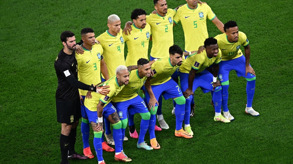 Brazil players pose before the start of their World Cup quarterfinal against Croatia on December 9, 2022: AFP/Anne-Christine Poujoulat