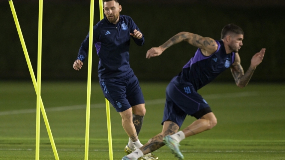Argentina's forward Lionel Messi (left) and  midfielder Rodrigo De Paul take part in a training session at Qatar University in Doha on December 12, 2022. (Photo by JUAN MABROMATA / AFP)