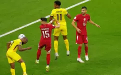 جانب من المباراة بين قطر والإكوادور