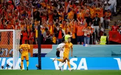 من مباراة قطر وهولندا