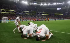 لاعبو المغرب يسجدون احتفالا بالفوز
