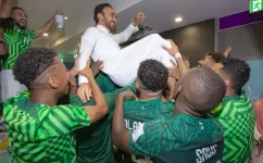 وزير الرياضة يشارك المنتخب السعودي فرحته