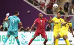 جانب من المباراة بين قطر والإكوادور