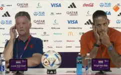 لويس فان جال في المؤتمر الصحفي ومعه فان دايك