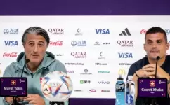 لاعب خط الوسط السويسري غرانيت تشاكا (يمين) ومدرب المنتخب مراد ياكين