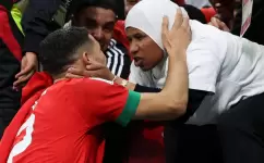 أشرف حكيمي ووالدته