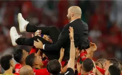 وليد الركراكي يحتفل مع لاعبي منتخب المغرب