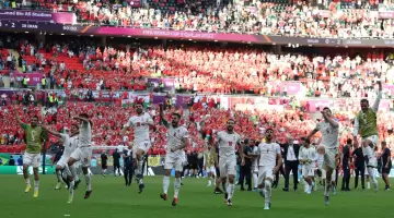 لاعبو إيران يحتفلون بالفوز