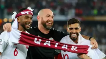 سانشيز مع لاعبي العنابي