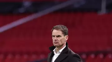 رونالد دي نجم الكرة الهولندية السابق وسفير كأس العالم FIFA قطر 2022