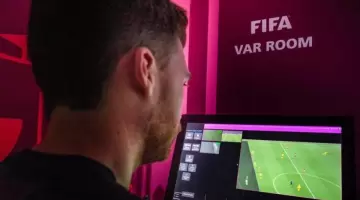 غرفة حكم الفيديو المساعد "الفار"