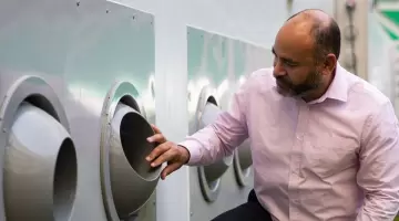 الدكتور سعود عبدالغني يتفقد جودة عمل تقنية تبريد الاستادات