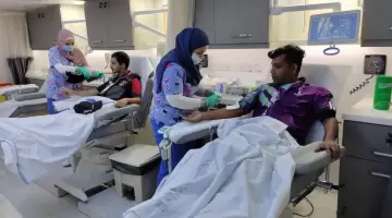 بعض متطوعي المونديال أثناء التبرع بالدم