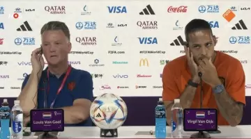 لويس فان جال في المؤتمر الصحفي ومعه فان دايك