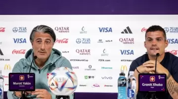 لاعب خط الوسط السويسري غرانيت تشاكا (يمين) ومدرب المنتخب مراد ياكين