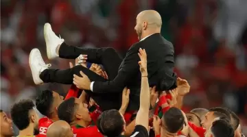 وليد الركراكي يحتفل مع لاعبي منتخب المغرب