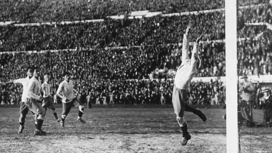 النسخة الأولى لكأس العالم أقيمت عام 1930