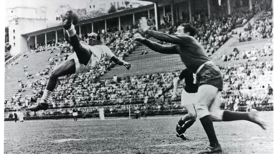 ليونيداس دا سيلفا يسدد ضربة مزدوجة