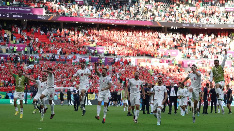 لاعبو إيران يحتفلون بالفوز