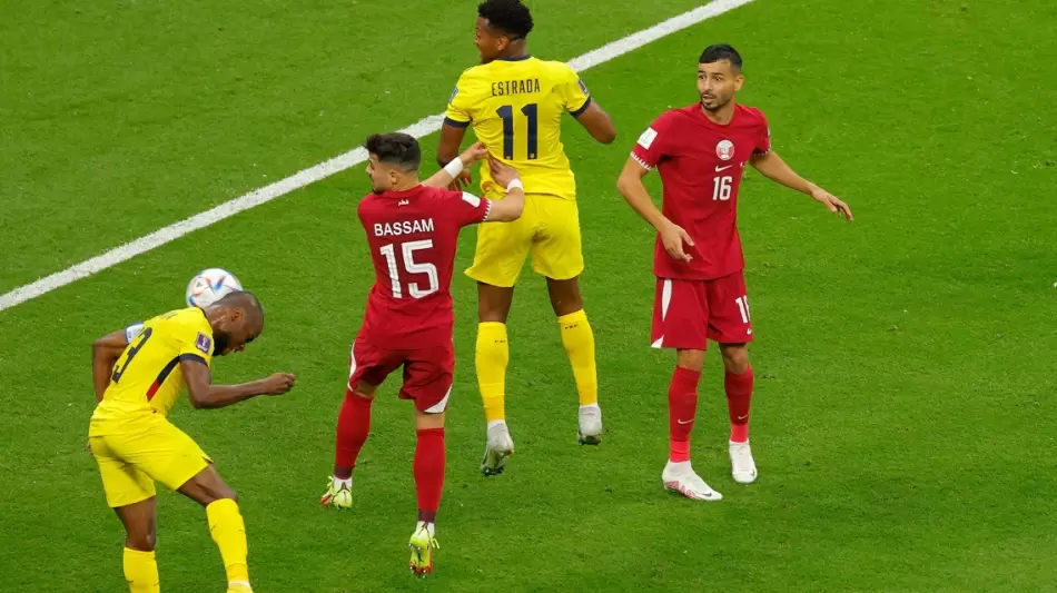جانب من المباراة بين قطر والإكوادور