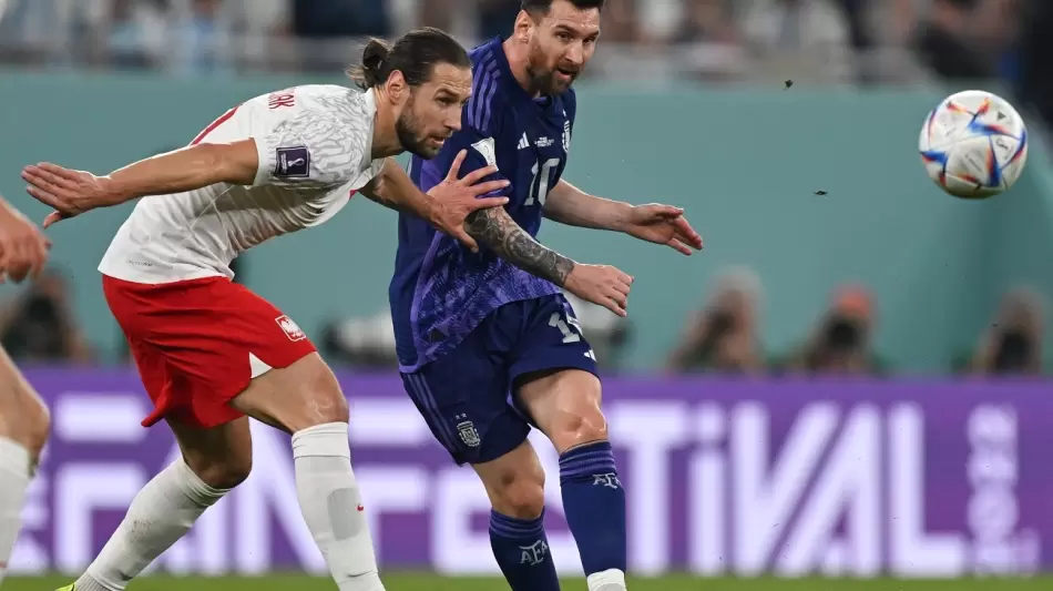 جانب من مباراة الأرجنتين وبولندا