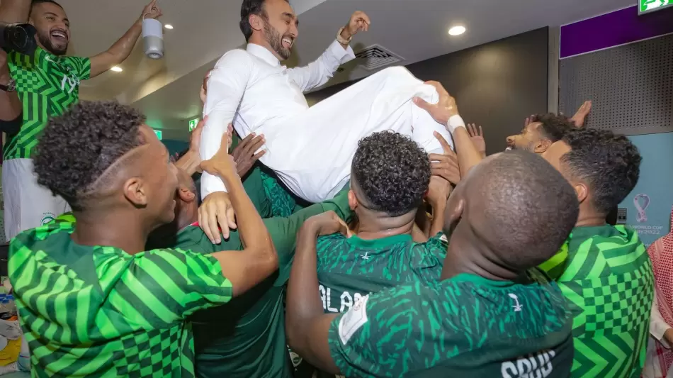وزير الرياضة يشارك المنتخب السعودي فرحته