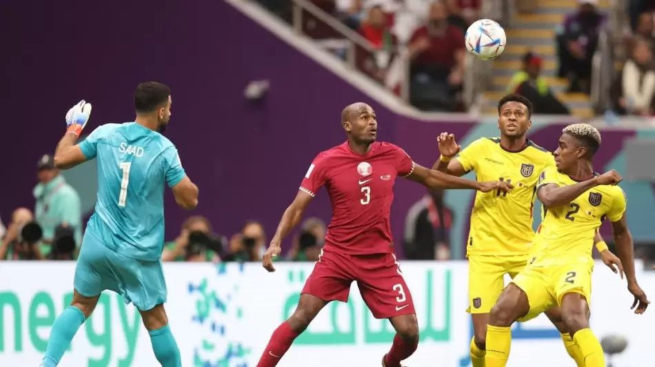 جانب من المباراة بين قطر والإكوادور