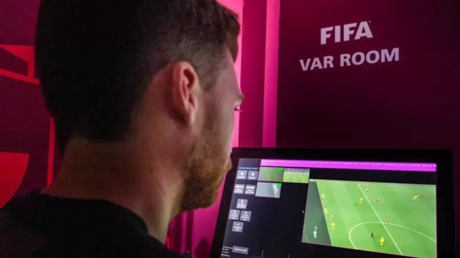 غرفة حكم الفيديو المساعد "الفار"