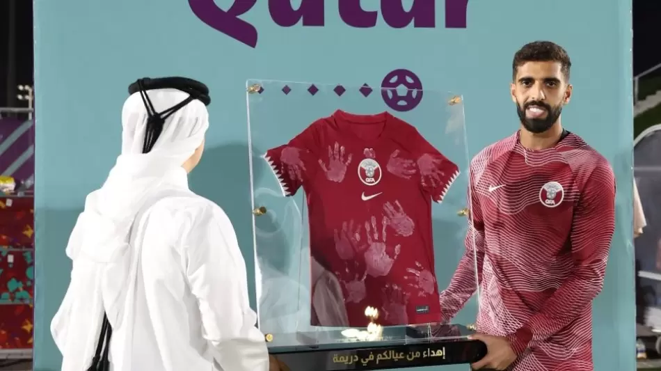 حسن الهيدوس يتسلم قميص يحمل بصمات أبناء دريمة