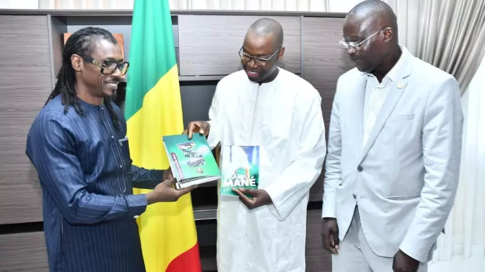 أليو سيسيه بعد تمديد عقده مع منتخب السنغال