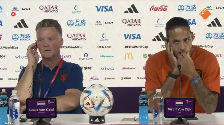 لويس فان جال في المؤتمر الصحفي ومعه فان دايك