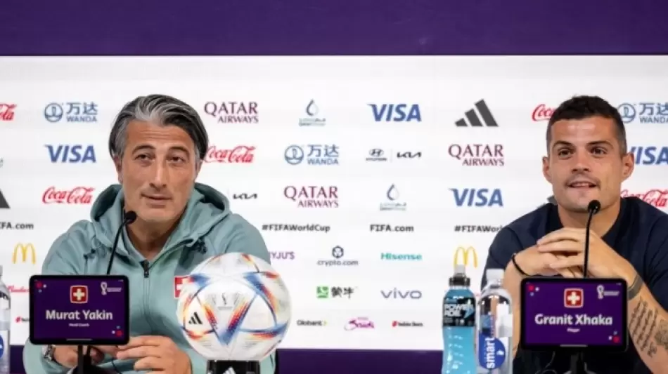 لاعب خط الوسط السويسري غرانيت تشاكا (يمين) ومدرب المنتخب مراد ياكين