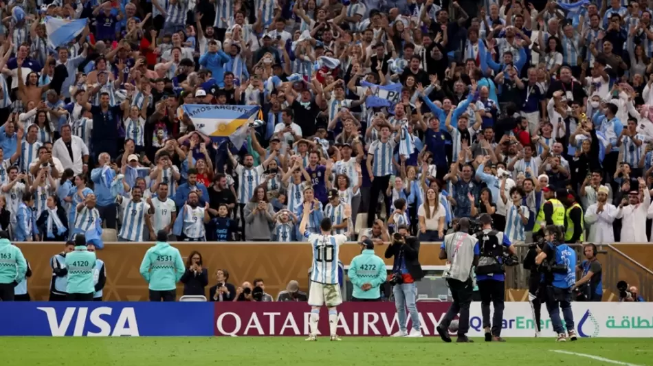 ميسي يحتفل مع جماهير الأرجنتين
