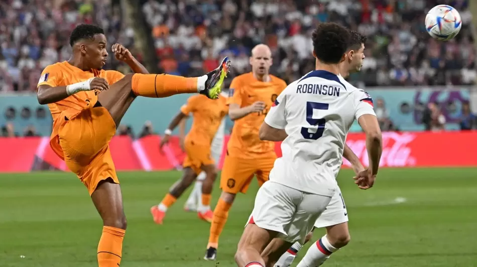 جانب من مباراة هولندا وأمريكا