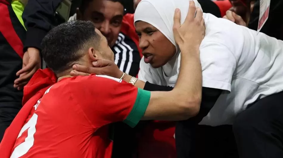 أشرف حكيمي ووالدته