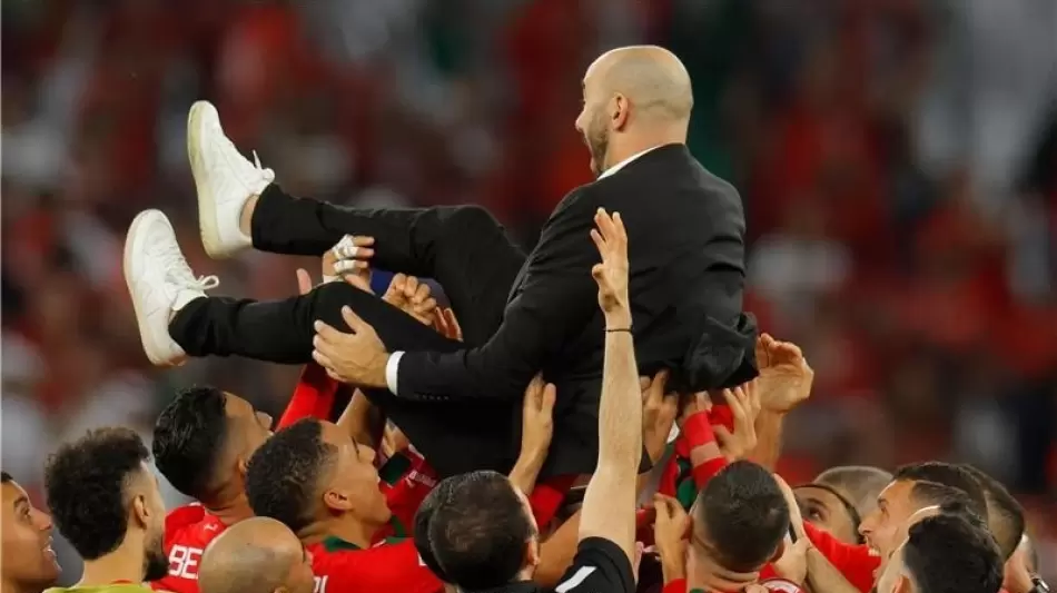 وليد الركراكي يحتفل مع لاعبي منتخب المغرب