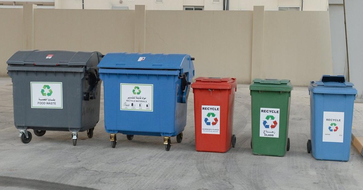اختر ثلاثة من أخطار النفايات