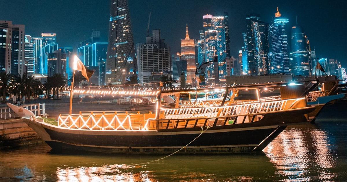 سحب على الساحل وغبار عالق في عرض البحر الليلة