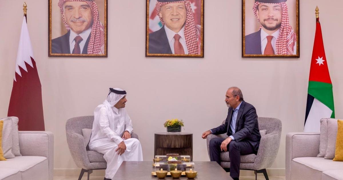 رئيس الوزراء يجتمع مع وزير الخارجية الأردني
