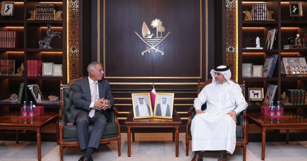 محافظ مصرف قطر المركزي يجتمع مع رئيس "إتش إس بي سي"