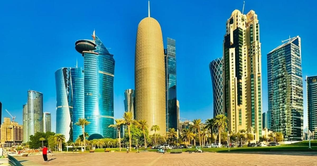 طقس حار نسبيًا نهارًا على الساحل وغبار وسحب في البحر