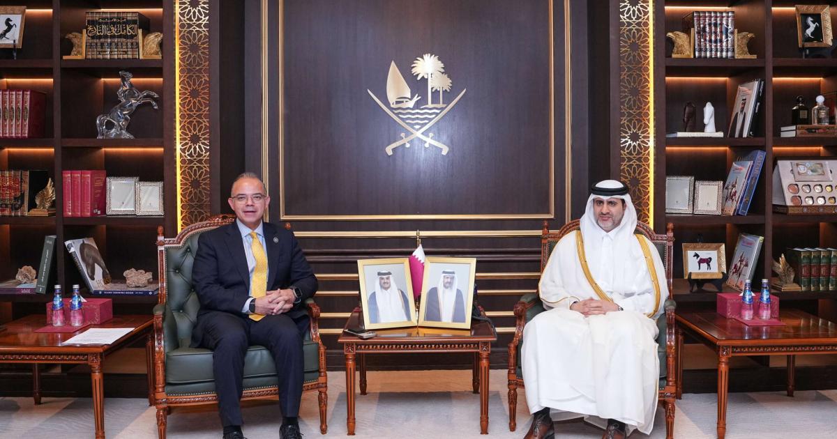 محافظ مصرف قطر المركزي يجتمع مع وزير الاستثمار والتجارة الخارجية المصري